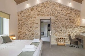 2 sovrum, värdeförvaringsskåp på rummet och skrivbord