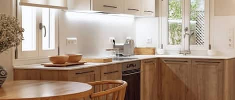 Fridge, oven, stovetop, dishwasher