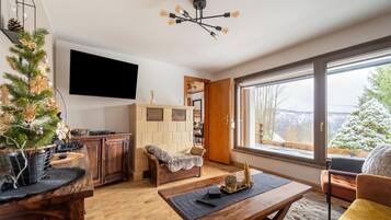 Deluxe House, 2 Bedrooms | Living room | Fireplace