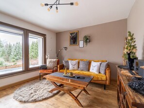 Deluxe House, 2 Bedrooms | Living room | Fireplace - Tranquil Holiday Home in Suhl Near the Centre (Suhl)