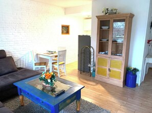 TV - Cozy 2 room apartment with XXL garden in the center of Bad Schwartau, close to the Baltic Sea! (Bad Schwartau)