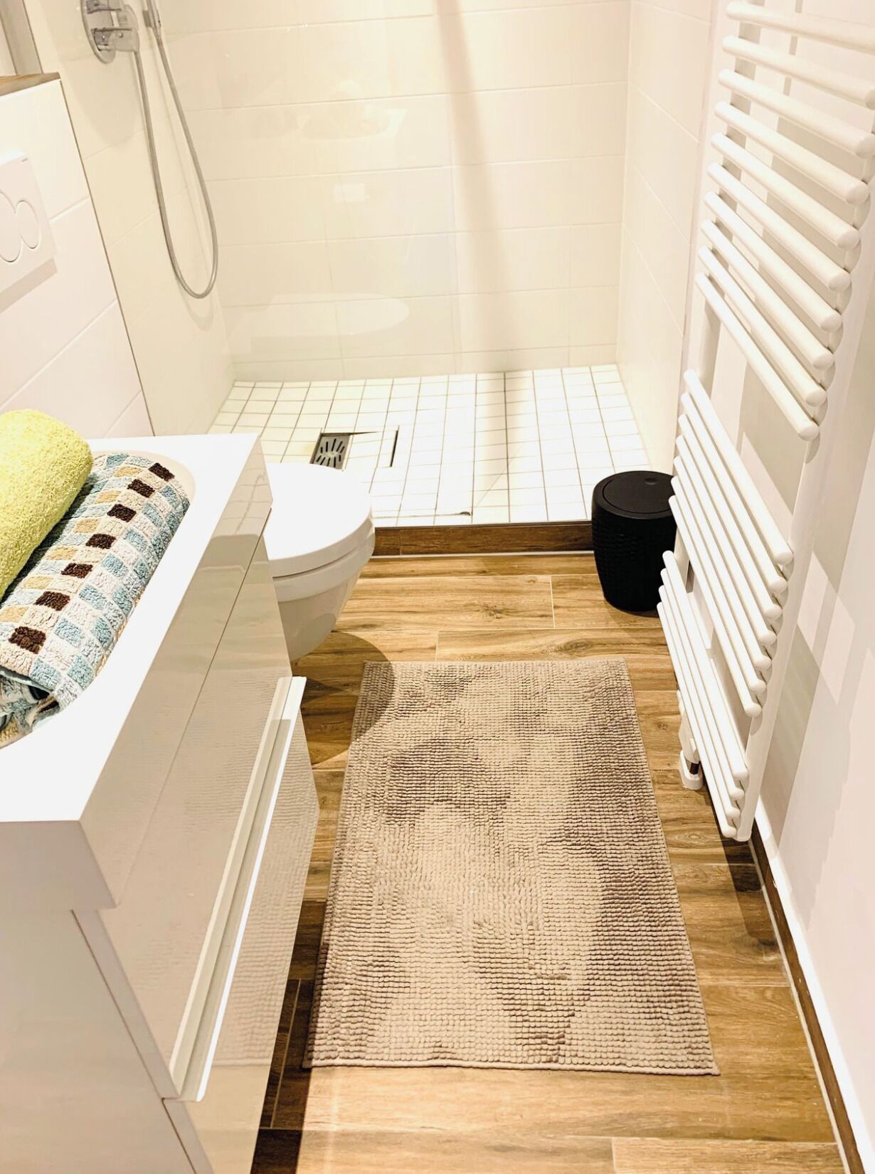 Ein Badezimmer mit Badewanne, Toilette und Duschbereich.