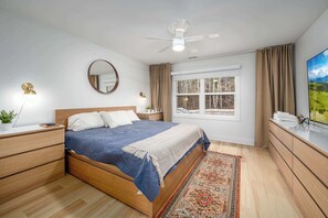 3 quartos, escrivaninha, ferros/tábuas de passar roupa, berço de viagem