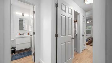 3 bedrooms, desk, iron/ironing board, travel crib