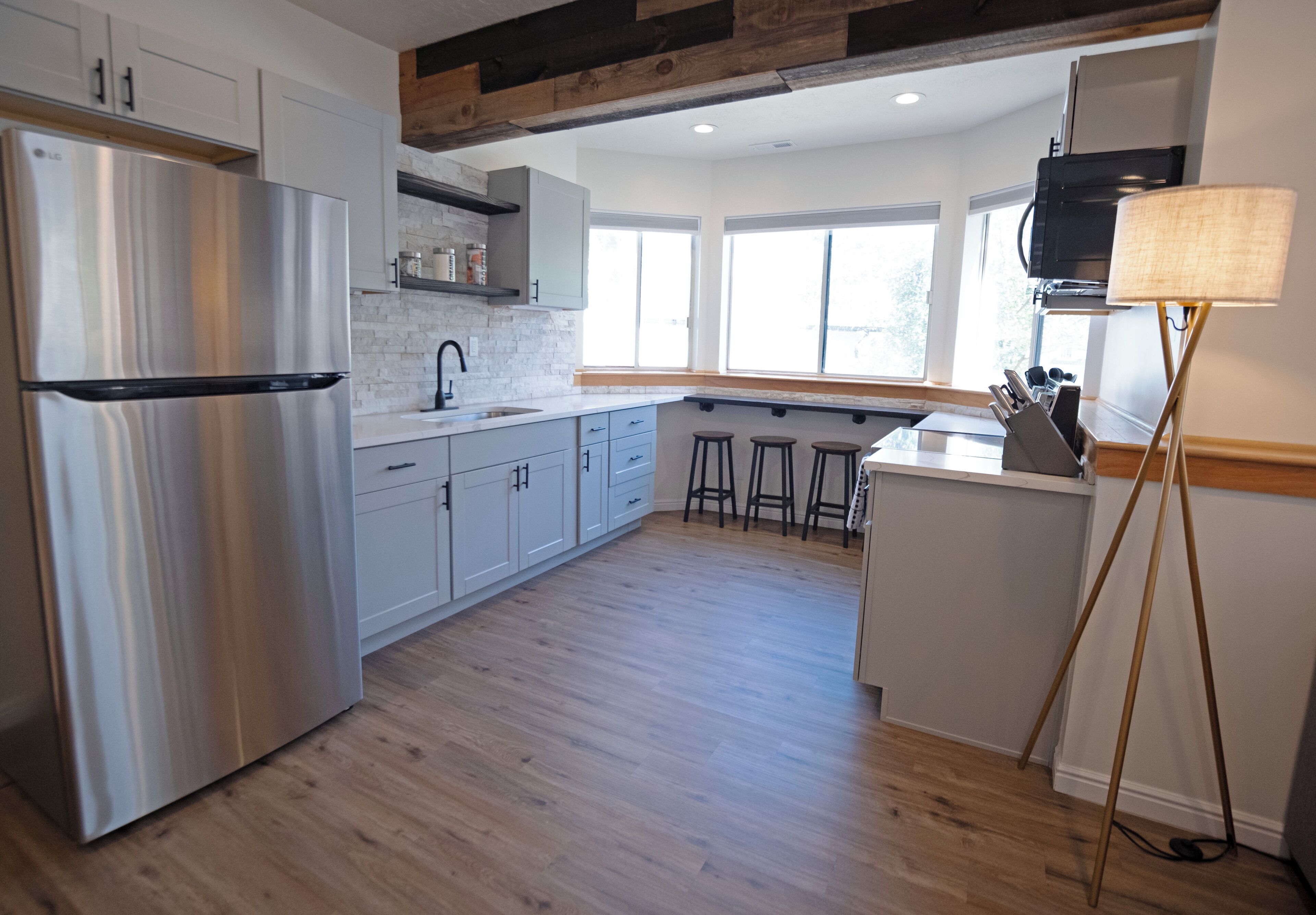 Réfrigérateur, four, plaque de cuisson, cafetière/bouilloire