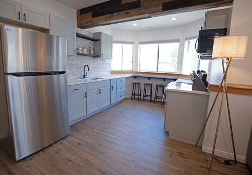 Modern 2BR Escape | Mountain Views & Gully Access