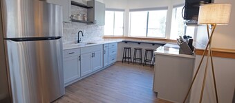 Modern 2BR Escape | Mountain Views & Gully Access