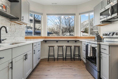 2BR Mtn Escape | King Bed, Views & Summer Hikes