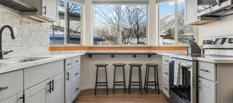 2BR Mtn Escape | King Bed, Views & Summer Hikes