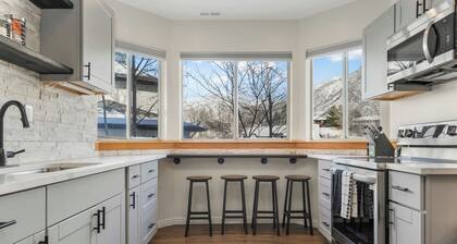 2BR Mtn Escape | King Bed, Views & Summer Hikes
