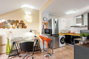 Réfrigérateur, micro-ondes, four, plaque de cuisson