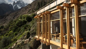 A wooden structure with large windows overlooking a mountainous landscape. - The Rihla Hunza - Managed By Luxus (Karimabad)