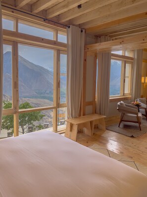 Een kluis op de kamer, een strijkplank/strijkijzer, gratis wifi