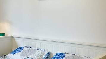 4 bedrooms, iron/ironing board, free WiFi, bed sheets