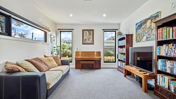 Smart TV, fireplace, table tennis