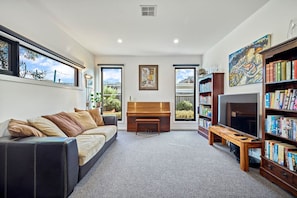 Smart TV, fireplace, ping pong