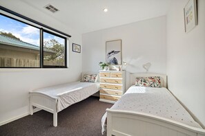 4 bedrooms, iron/ironing board, free WiFi, bed sheets