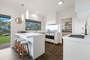 Frigorífic, forn, placa de cuina i cafetera i tetera 