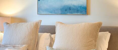 5 bedrooms, iron/ironing board, WiFi, bed sheets