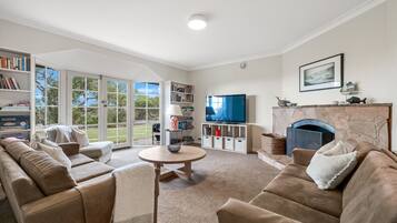 Een smart-tv en een open haard