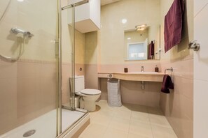 Hiustenkuivaaja, pyyhkeet, vessapaperi