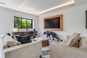 TV - Villa Deva - 5 Bedrooms - Heated Pool (Cannes)