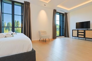 5 bedrooms, in-room safe, iron/ironing board, free WiFi