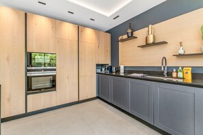 Kühlschrank, Mikrowelle, Ofen, Geschirrspüler