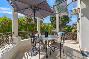Outdoor dining - Villa Deva - 5 Bedrooms - Heated Pool (Cannes)