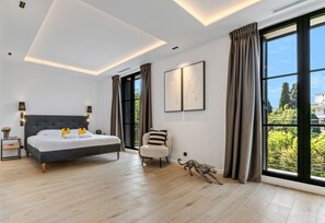5 slaapkamers, een kluis op de kamer, een strijkplank/strijkijzer