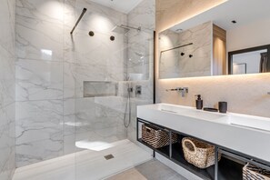 Shower, hair dryer, towels - Villa Deva - 5 Bedrooms - Heated Pool (Cannes)