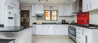 4-bedroom  house in charming Durban North with WiFi, AC. Start your vacation now