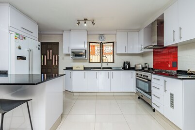 4-bedroom  house in charming Durban North with WiFi, AC. Start your vacation now