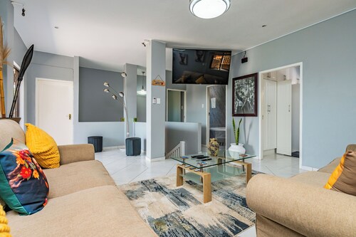 4-bedroom  house in charming Durban North with WiFi, AC. Start your vacation now