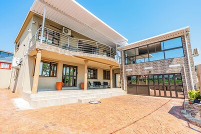 4-bedroom  house in charming Durban North with WiFi, AC. Start your vacation now