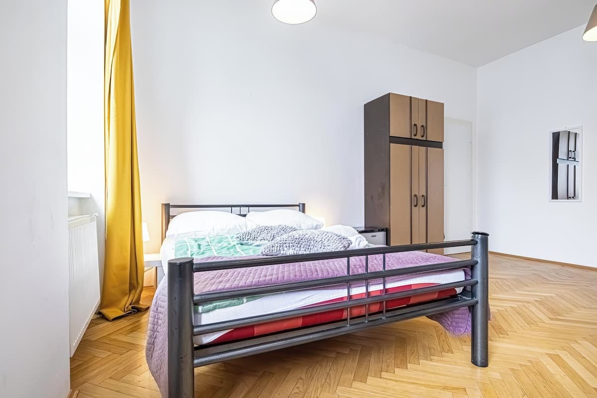 Une chambre à coucher avec un lit, une armoire et un radiateur.