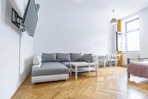 Basic Room | Iron/ironing board, free WiFi - Cozy 4BR Apt Garden Close to Danube (Vienna)