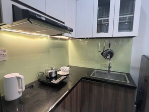 Superior Apartment, 1 Bedroom, City View | Private kitchen