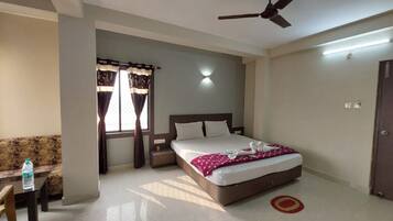 Escritorio, wifi gratis y ropa de cama