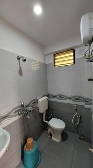 Shower, rainfall showerhead, free toiletries, towels