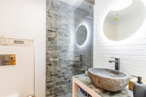 Ducha, secador de pelo, bidet, toallas