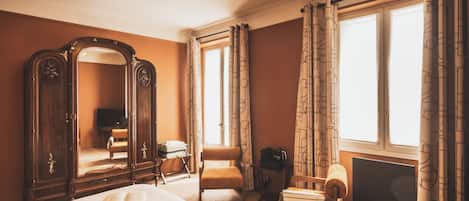 Deluxe Room | 1 bedroom, in-room safe, free WiFi