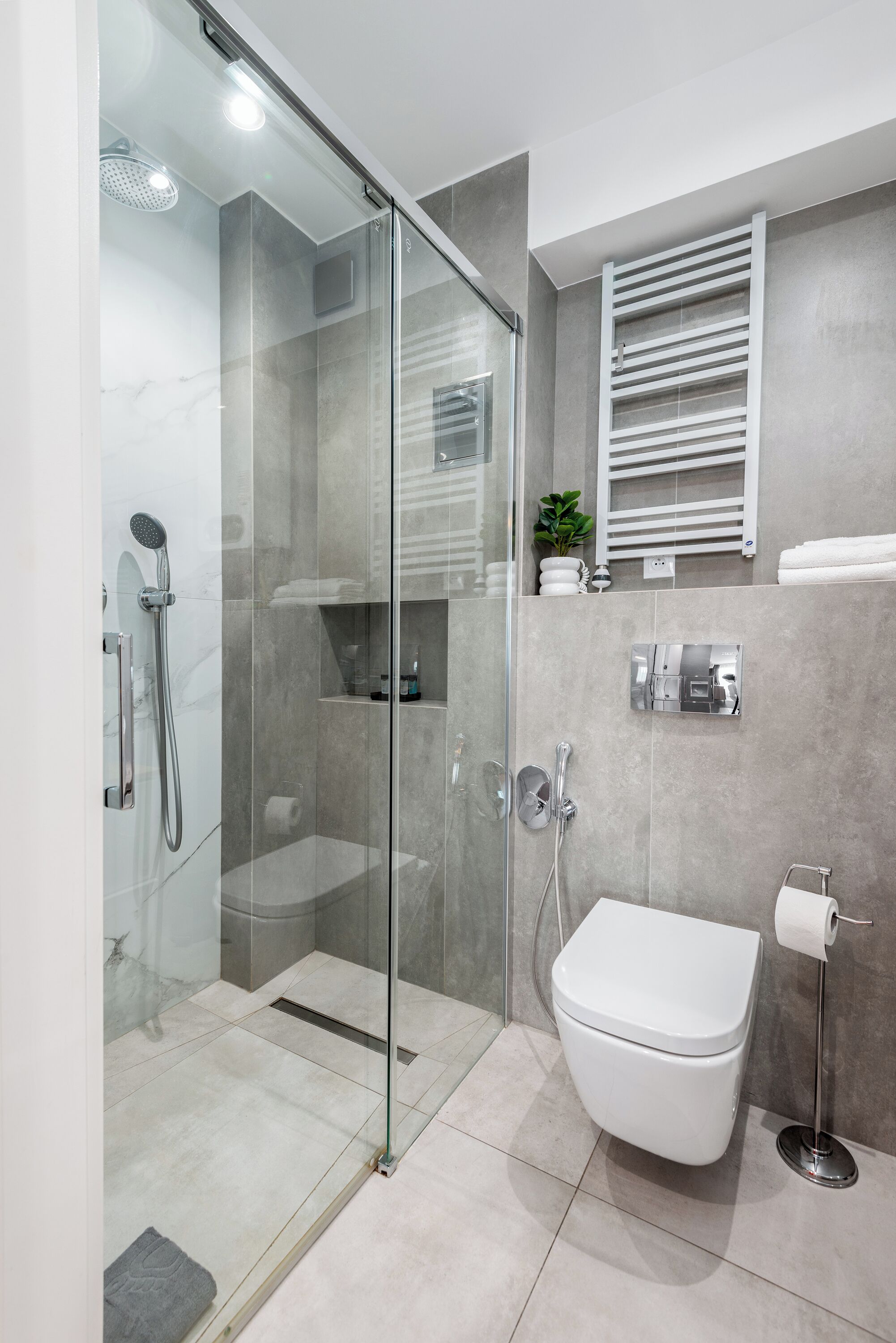 Comfort Apartment, Balcony, City View | Bathroom | Shower, rainfall showerhead, free toiletries, hair dryer