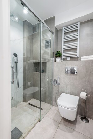 Appartement Confort, balcon, vue sur la ville | Salle de bain | Douche, douche cascade, articles de toilette (gratuits)