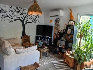 Living area - Quiet athypical house forest view 70m2 (Salles)