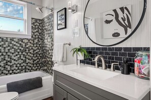 Een douche, een haardroger, handdoeken, shampoo