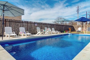 Unclassified image, 3 of 81, button