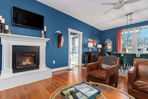 TV, offices - Cosmopolitan- Hot Tub, Heated Pool & Fire Pit (Fredericksburg)