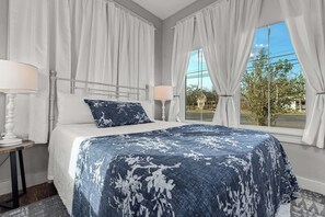 4 bedrooms, iron/ironing board, travel crib, WiFi - Cosmopolitan- Hot Tub, Heated Pool & Fire Pit (Fredericksburg)