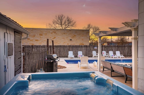Cosmopolitan- Hot Tub, Heated Pool & Fire Pit